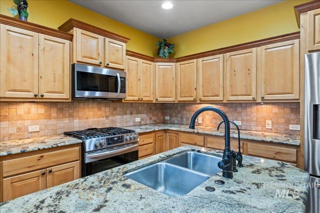 1896 E Meadow Creek Dr, Meridian, ID 83646