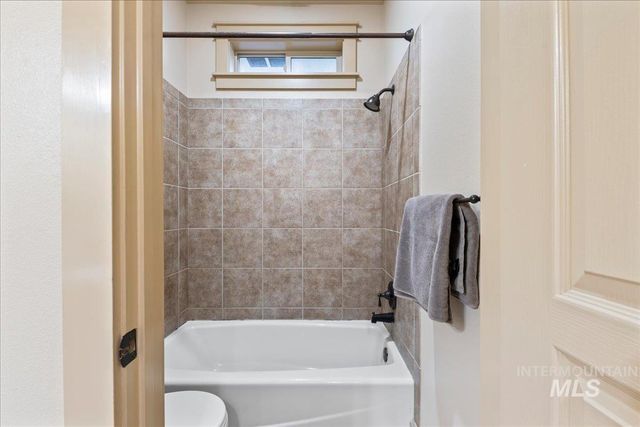 1896 E Meadow Creek Dr, Meridian, ID 83646