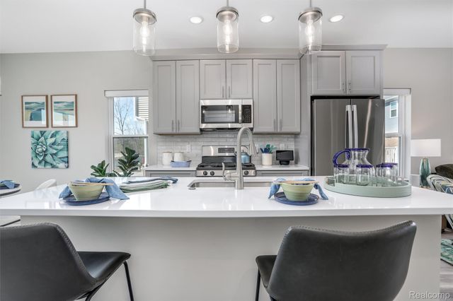 735 Canterbury Lane, Troy, MI 48085