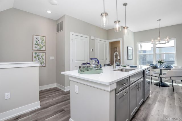 735 Canterbury Lane, Troy, MI 48085