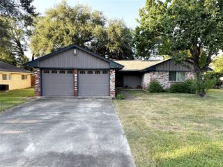 210 Meadowlawn St, La Porte, TX 77571