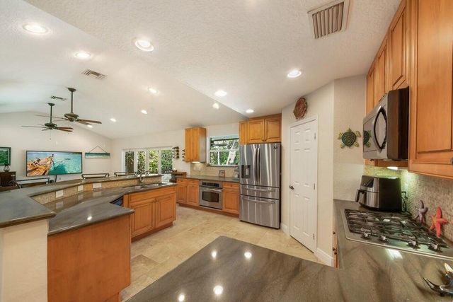 2220 W Pineridge Court, Delray Beach, FL 33444