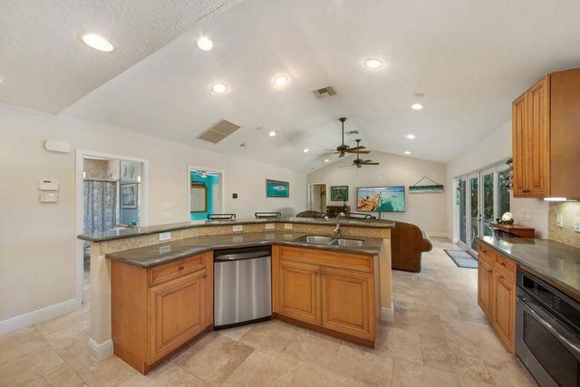 2220 W Pineridge Court, Delray Beach, FL 33444