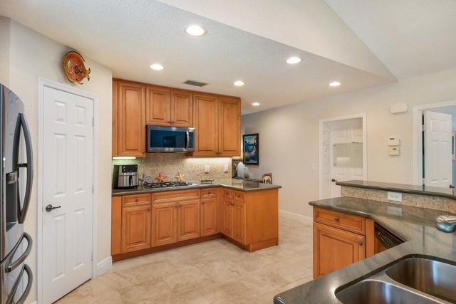 2220 W Pineridge Court, Delray Beach, FL 33444