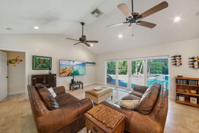 2220 W Pineridge Court, Delray Beach, FL 33444