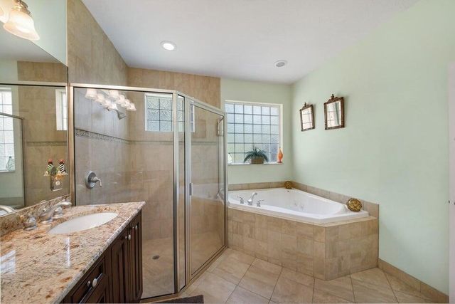 2220 W Pineridge Court, Delray Beach, FL 33444