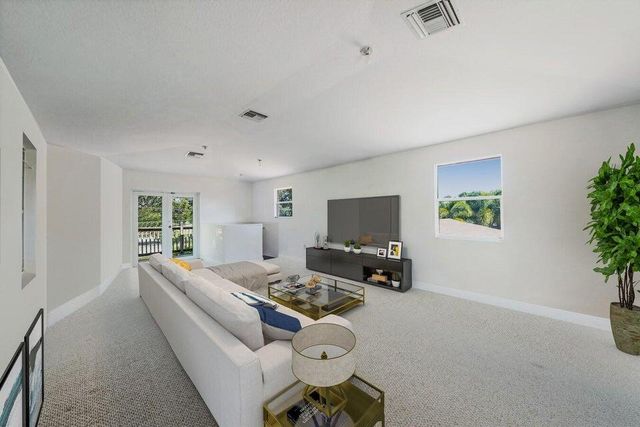 2220 W Pineridge Court, Delray Beach, FL 33444