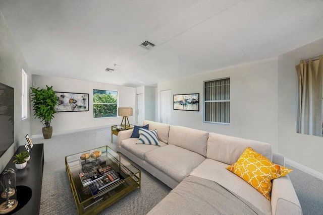 2220 W Pineridge Court, Delray Beach, FL 33444