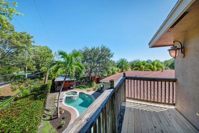 2220 W Pineridge Court, Delray Beach, FL 33444