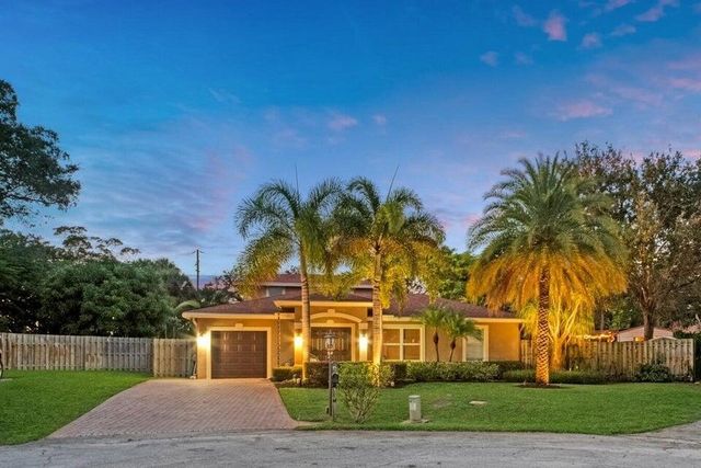 2220 W Pineridge Court, Delray Beach, FL 33444