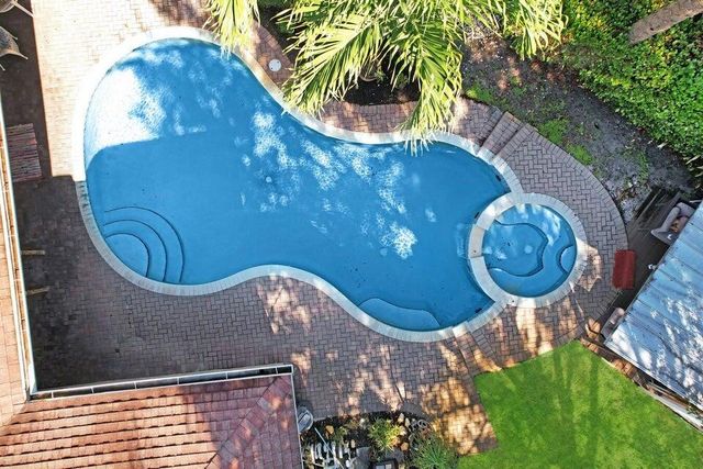 2220 W Pineridge Court, Delray Beach, FL 33444