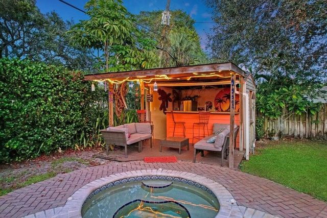 2220 W Pineridge Court, Delray Beach, FL 33444