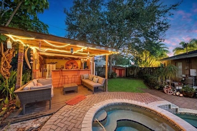 2220 W Pineridge Court, Delray Beach, FL 33444