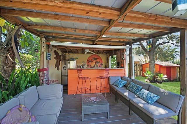 2220 W Pineridge Court, Delray Beach, FL 33444