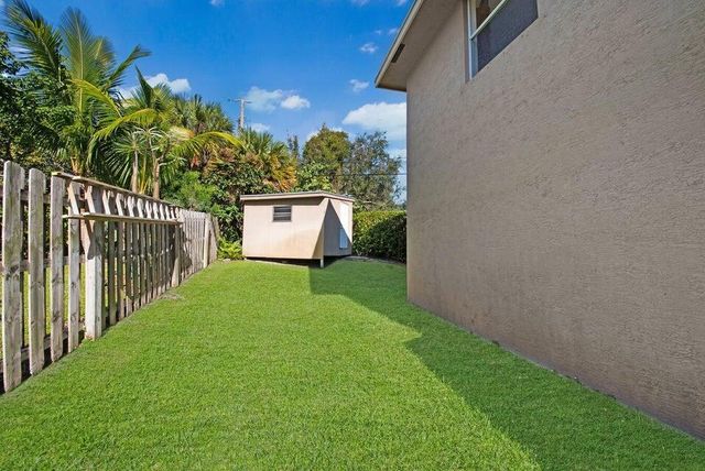 2220 W Pineridge Court, Delray Beach, FL 33444