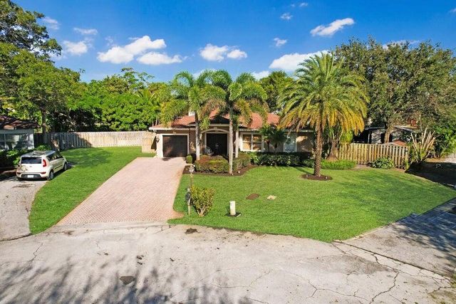 2220 W Pineridge Court, Delray Beach, FL 33444