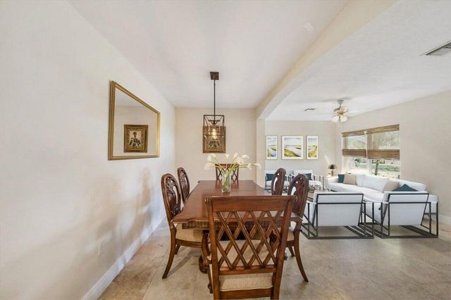 2220 W Pineridge Court, Delray Beach, FL 33444