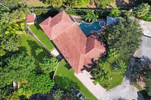 2220 W Pineridge Court, Delray Beach, FL 33444