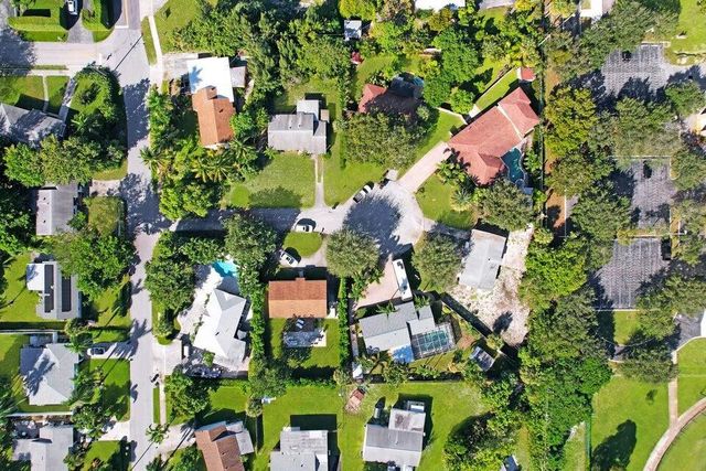 2220 W Pineridge Court, Delray Beach, FL 33444