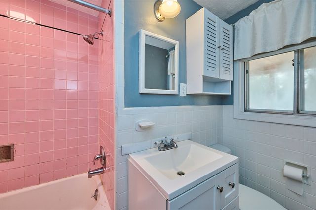 8 Waveney Rd, Framingham, MA 01701