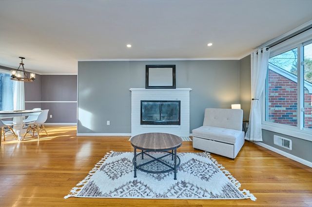 8 Waveney Rd, Framingham, MA 01701