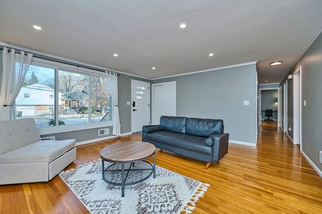 8 Waveney Rd, Framingham, MA 01701