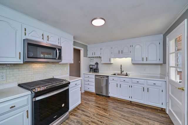 8 Waveney Rd, Framingham, MA 01701