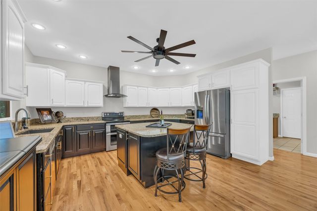 2722 NW Royal Oaks Dr, Swisher, IA 52338