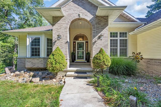 2722 NW Royal Oaks Dr, Swisher, IA 52338