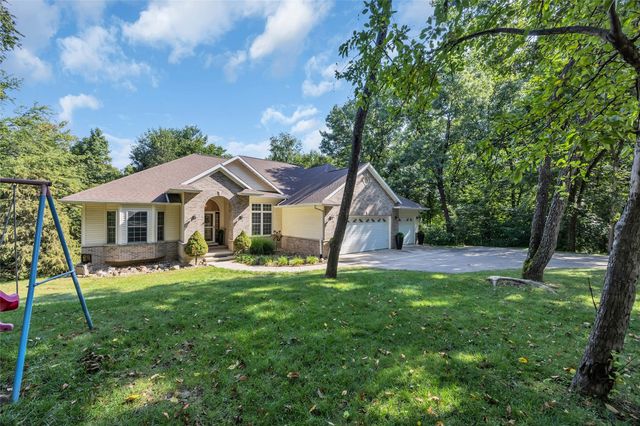 2722 NW Royal Oaks Dr, Swisher, IA 52338