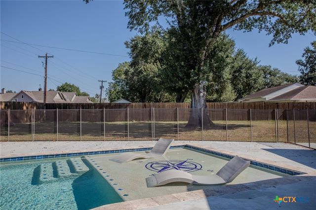 206 Yucca Drive, Victoria, TX 77904