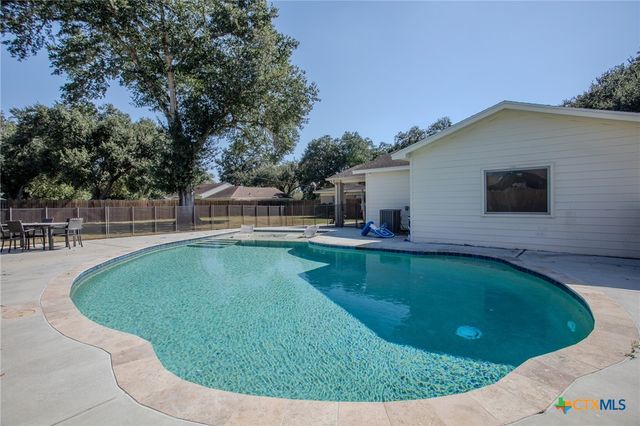 206 Yucca Drive, Victoria, TX 77904