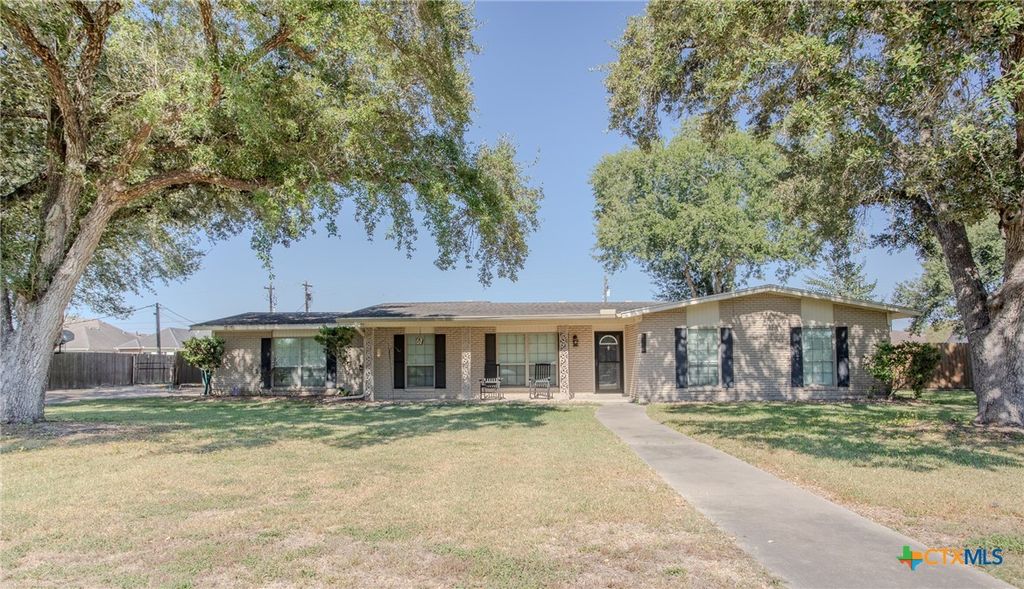 206 Yucca Drive, Victoria, TX 77904