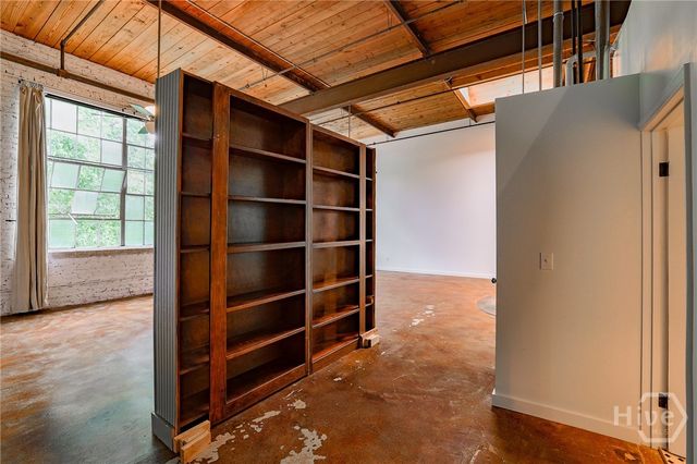 585 White Circle 504, Athens, GA 30605