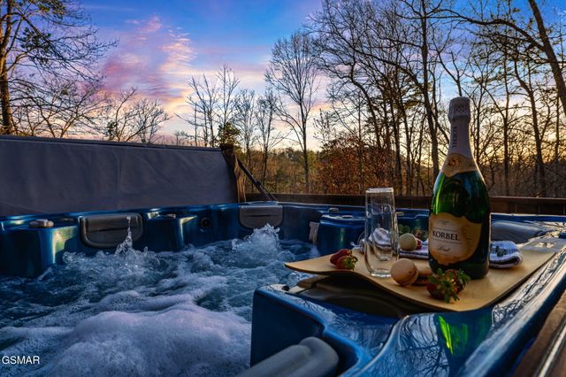 3239 Cove Creek Way, Sevierville, TN 37862