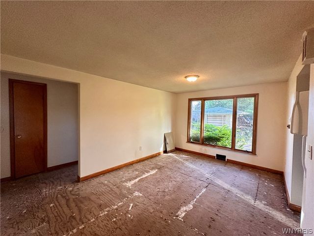 37 Brian Lane, West Seneca, NY 14224