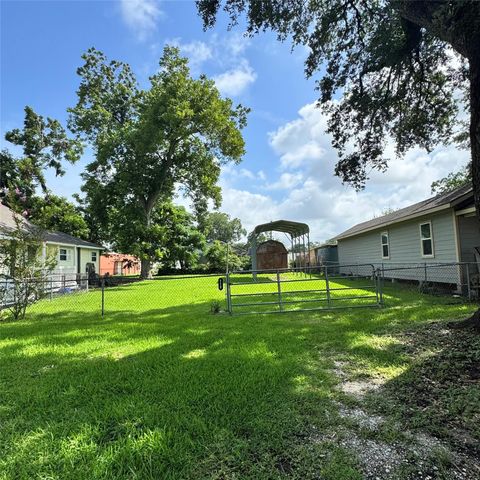 112 E Pearce Street, Baytown, TX 77520