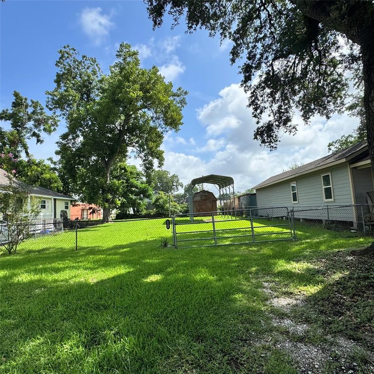 112 E Pearce Street, Baytown, TX 77520