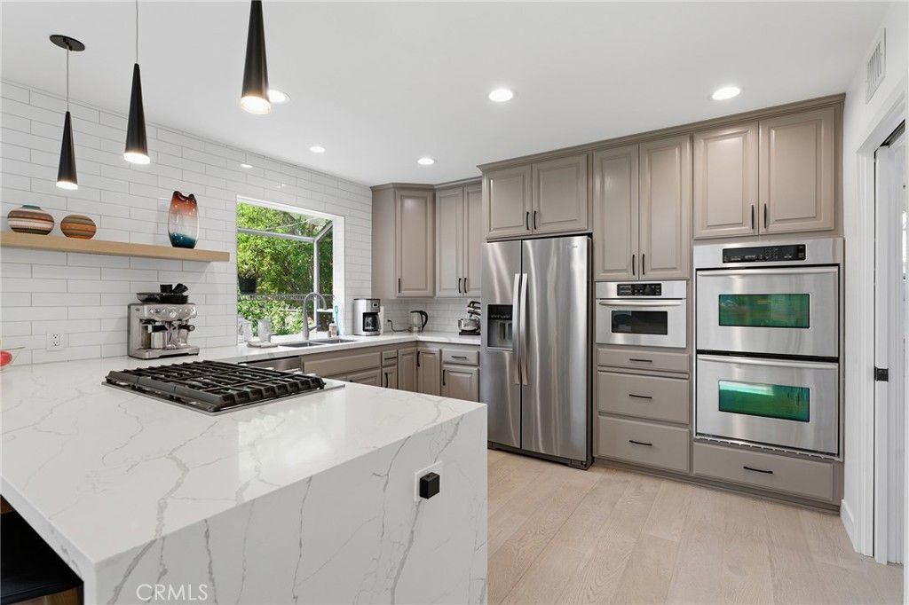 Image 13 of property listing at 5319 Penfield Avenue, Woodland Hills, CA 91364