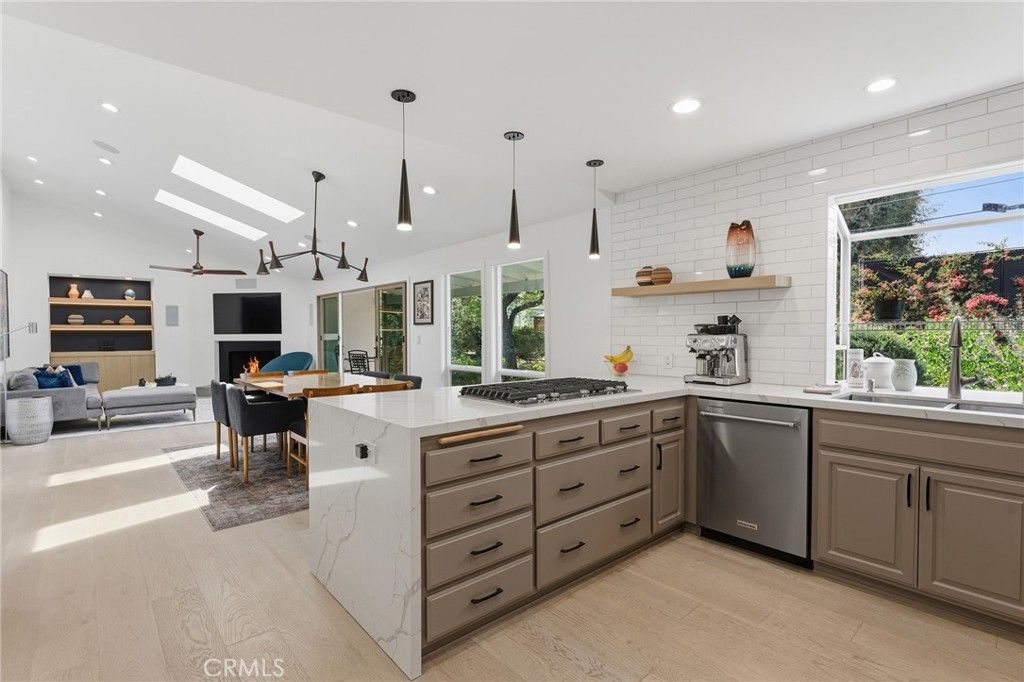 Image 14 of property listing at 5319 Penfield Avenue, Woodland Hills, CA 91364