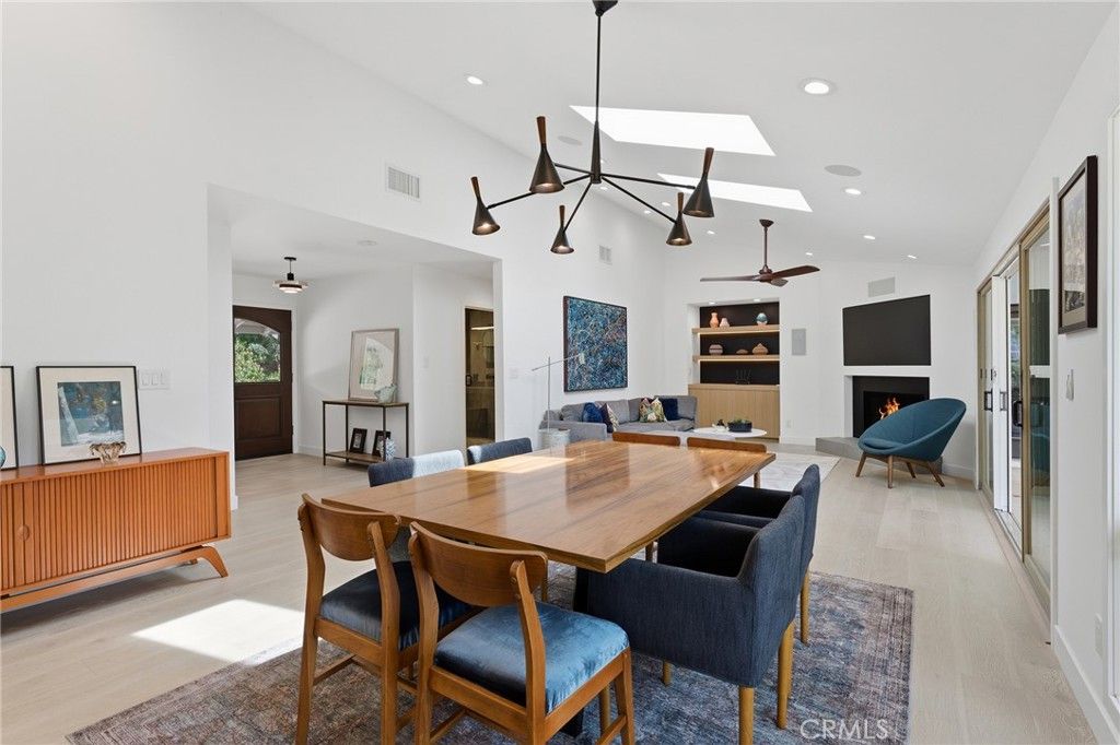 Image 15 of property listing at 5319 Penfield Avenue, Woodland Hills, CA 91364