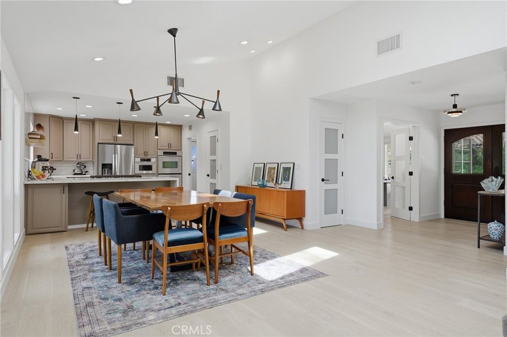 Image 16 of property listing at 5319 Penfield Avenue, Woodland Hills, CA 91364