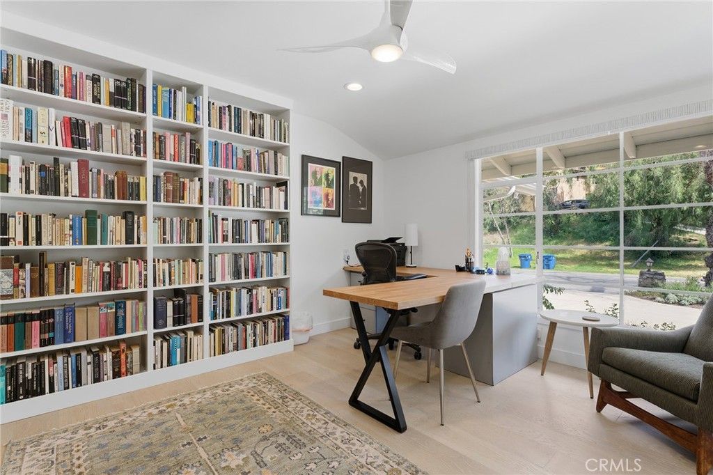 Image 17 of property listing at 5319 Penfield Avenue, Woodland Hills, CA 91364