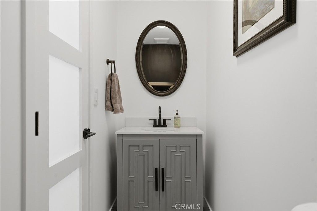 Image 19 of property listing at 5319 Penfield Avenue, Woodland Hills, CA 91364