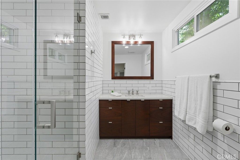 Image 22 of property listing at 5319 Penfield Avenue, Woodland Hills, CA 91364