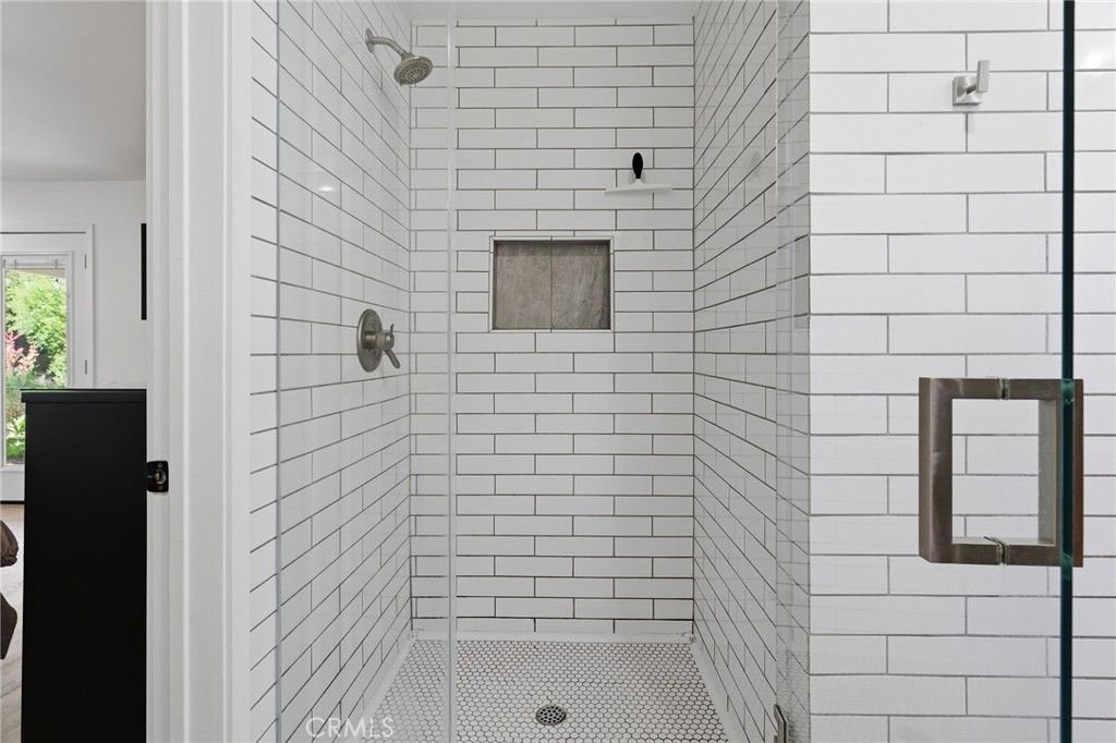 Image 23 of property listing at 5319 Penfield Avenue, Woodland Hills, CA 91364