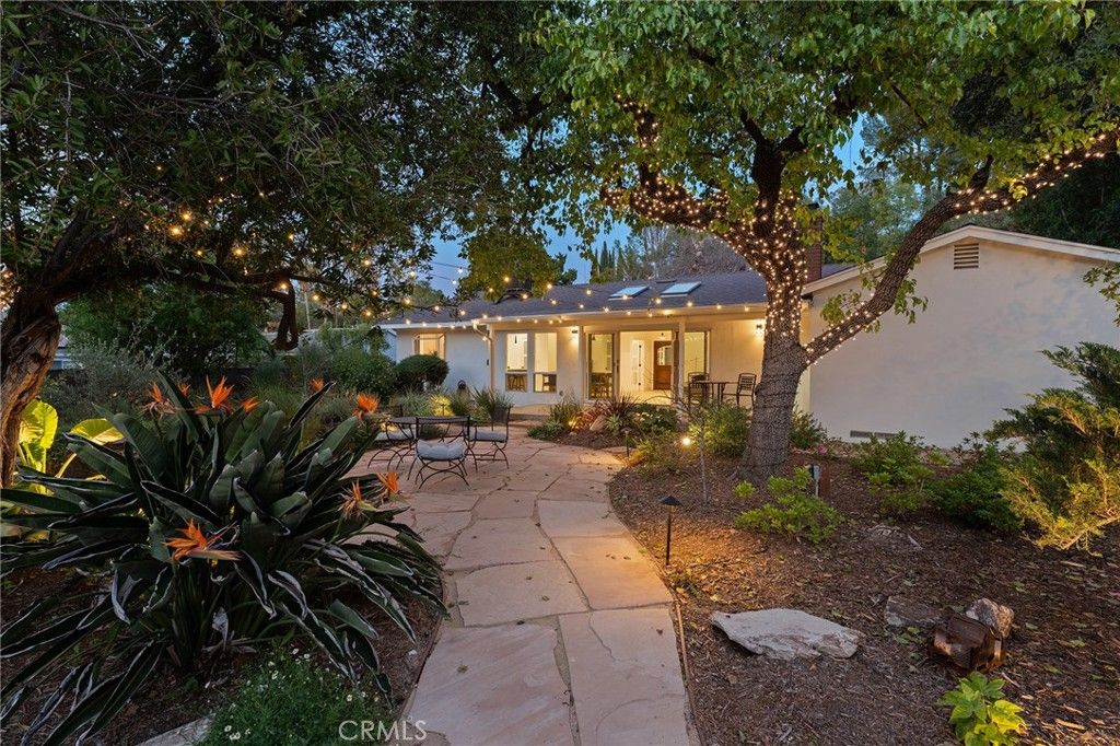 Image 3 of property listing at 5319 Penfield Avenue, Woodland Hills, CA 91364
