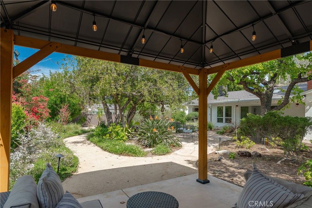 Image 34 of property listing at 5319 Penfield Avenue, Woodland Hills, CA 91364