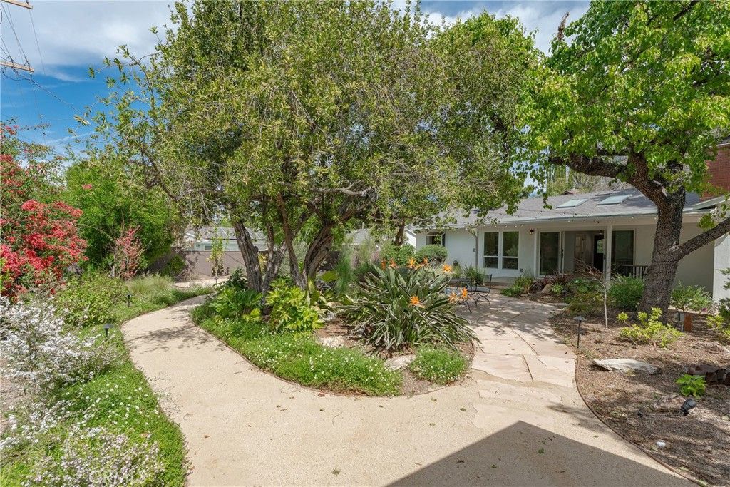 Image 35 of property listing at 5319 Penfield Avenue, Woodland Hills, CA 91364