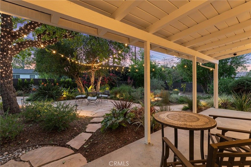 Image 43 of property listing at 5319 Penfield Avenue, Woodland Hills, CA 91364
